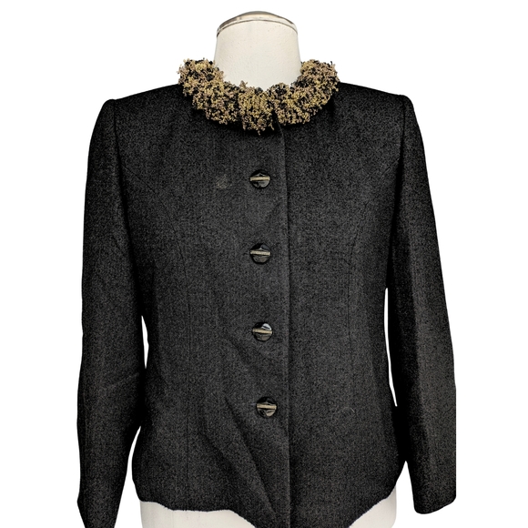 Chic Black Jacket with Textured Collar - Picture 3 of 6